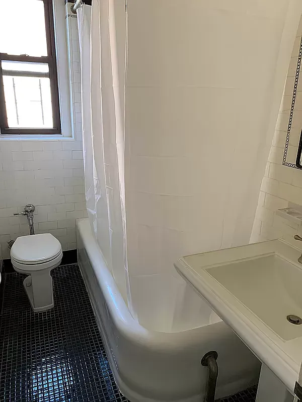 Top Floor Beauty! 1 Bed 1 Bath