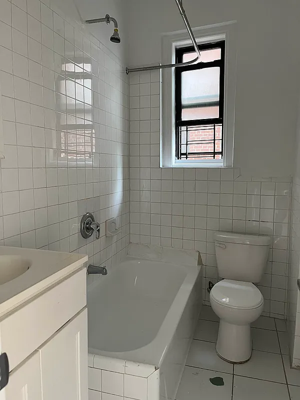 Large 2 Bedroom For Rent in Kingsbridge